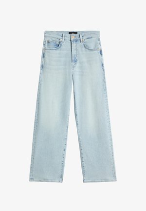 Lichtblauwe jeans met rechte pijpen, vijf zakken, knoopsluiting en riemlussen, plat liggend op een witte achtergrond.