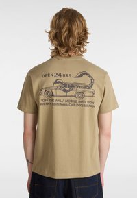 Vans STING WAGON - Triko s potiskem - olive