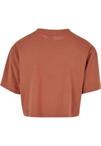 Zkrácený tričko v zemitě hnědé bavlně s krátkými rukávy, kulatým výstřihem a hladkou texturou. Minimalistický design, bez vzorů nebo akcentů.