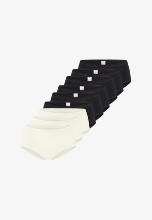 Zestaw ośmiu bezszwowych majtek: cztery czarne i cztery białe, o gładkiej fakturze i elastycznym pasie z minimalistyczną metką z logo.