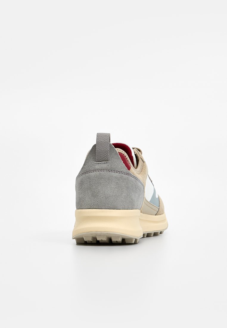 Graue und beige Sneaker mit einem strukturierten Wildleder-Obermaterial, ausgestattet mit einem hellblauen Akzent, einem gepolsterten Schaft und einer robusten Sohle für besseren Halt.