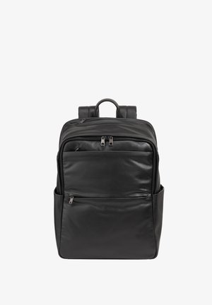 Schwarzer Leder-Rucksack mit glatter Textur, doppelten Reißverschlüssen, Fronttasche und gepolsterten Schultergurten. Verfügt über einen oberen Griff zum Tragen.