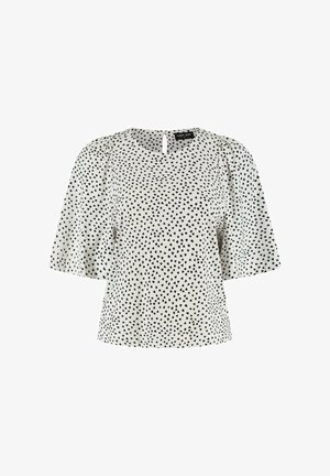 Witte blouse met korte mouwen, zwart onregelmatig stippenpatroon, ronde hals, keyhole-detail op de rug en licht opgepofte mouwen.