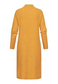 Prúžkované šatové šaty v horčicovej farbe s vysokým golierom a dlhými rukávmi, s rovnými líniami a jemnou textúrou.