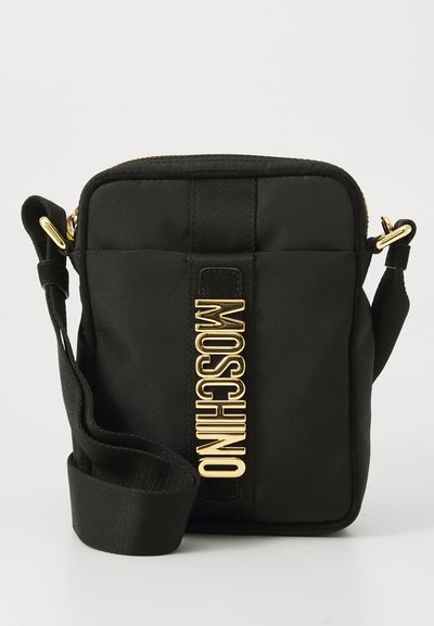 Fekete nylon keresztpántos táska téglalap alakú, texturált felülettel, arany "MOSCHINO" logóval és állítható pánttal.