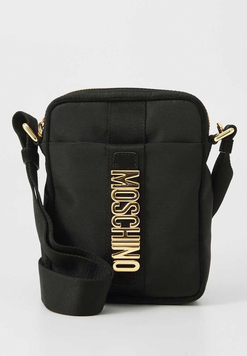Geantă crossbody din nylon negru, cu formă rectangulară, având un finisaj texturat, logo-ul auriu "MOSCHINO" și un curea reglabilă.
