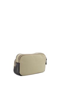 Borsa da toeletta rettangolare con un esterno in tessuto beige e un fondo marrone scuro. Presenta zip doppie e una texture liscia.