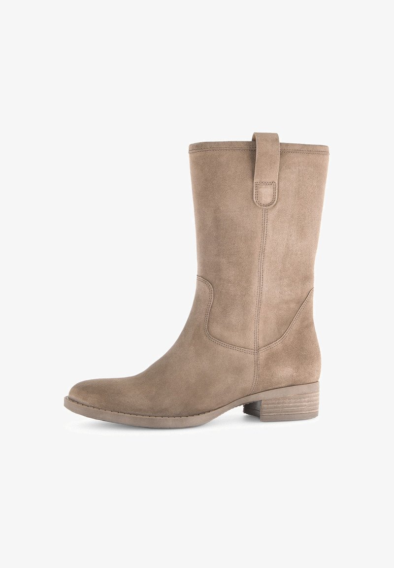 Bottes en cuir suédé marron hauteur genou avec un bout rond, un talon empilé et une tirette sur le côté. Texture lisse et simples détails de couture.