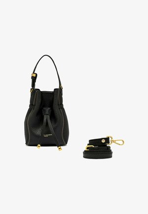 Zwarte leren bucketbag met trekkoordsluiting, gouden hardware accenten en een textuurlijke afwerking. Inclusief afneembare riem.