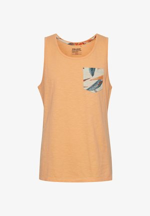 Débardeur pêche clair avec un col rond, présentant une poche sur la poitrine gauche avec un motif de feuille tropicale en bleu et orange. Texture douce.