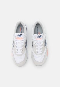 Baskets New Balance 997H avec un dessus en mesh et en daim blanc et gris, des accents de logo bleus et un détail de talon rose. Conception à lacets.