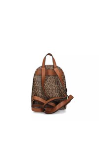 Mochila de tela marrón con correas de cuero beige, que presenta un gran patrón de logotipos. Forma redondeada con dos asas superiores y correas ajustables.