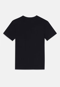 Must have musta lühikeste varrukatega T-särk, valmistatud puuvillast, klassikalise ümarate kaelustega ja lihtsa disainiga, ilma nähtavate mustrite või aksessuaarideta.