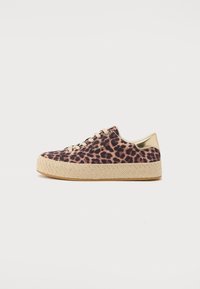 Sneakers w nadruku w panterkę z różowym i czarnym wzorem, złotymi akcentami i plecioną słomianą podeszwą. Sznurowany fason i miękka tekstura.