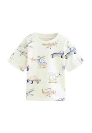 Korte mouwen witte T-shirt met blauwe en gele voertuigillustraties, waaronder auto's, helikopters en vliegtuigen, in een speelse ontwerp.