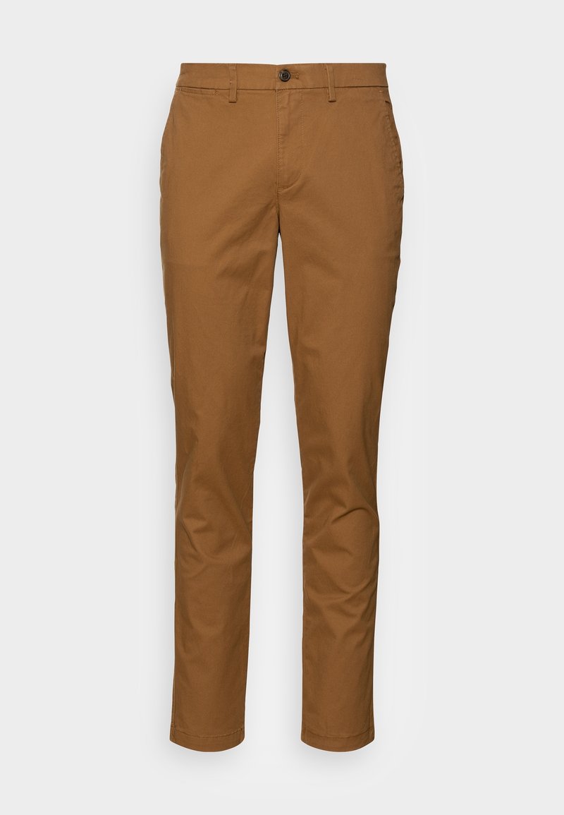 Pantalon marron slim pour homme avec fermeture par boutons, passants pour ceinture et poches latérales, présenté sur un fond blanc uni.