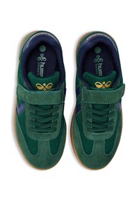 Sneaker in mesh verde con dettagli in suede, particolari blu navy, cinturino regolabile e suola in gomma. Presentano una superficie testurizzata e il logo sulla soletta.