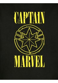 Fekete póló, sárga, kopott hatású felirattal "KAPITÁNY" a "MARVEL" fölött, illetve egy kör alakú csillag emblémával, mindez durva textúrával kiemelve.