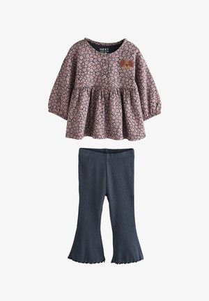 Ținută pentru copii mici cu un top roz cu mâneci lungi cu imprimeu floral, nasturi și o aplicație cu ursuleț, asortată cu pantaloni evazați, bleumarin, cu nervuri.