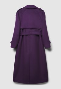 Cappotto lungo viola con colletto, cintura e dettagli con bottoni. Realizzato in tessuto testurizzato, presenta un esterno liscio e una silhouette su misura.