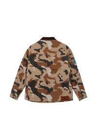 Giacca mimetica in tonalità terrose di marrone, beige e nero. Presenta un colletto in velluto a coste e toppe ricamate sulle maniche.