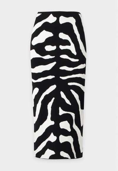 Jupe crayon imprimé zèbre noir et blanc, taille haute et coupe longueur genou sur fond uni.