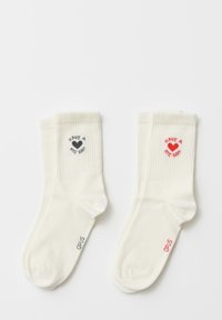 Calzini bianchi con polsini a coste, con la scritta "HAVE A NYC DAY!". Uno con lettere nere, l'altro in rosso. Logo del marchio alla caviglia.