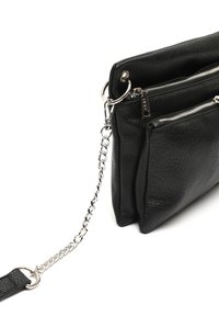 Borsa a mano nera in pelle con superficie texture, due scomparti con zip e una tracolla in catena metallica. Presenta dettagli in metallo argentato.