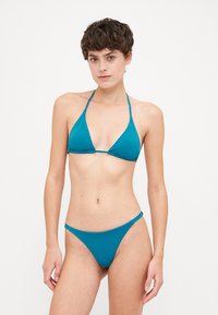 Teal bikini-set med trekantet topp med tynne stropper og minimalistisk bunn. Laget av glatt, elastisk materiale med ensfarget design.