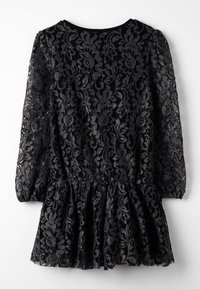 Svart blommig spetsklänning med långa ärmar, figursydd midja och lätt utsvängd kjol, med genomskinliga spetsärmar och rund halsringning.