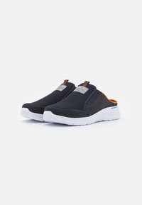 Sneakers slip-on con una toma in rete blu navy, dettagli grigi, fodera arancione e suola bianca. Presentano una tab marchiata sulla parte anteriore.