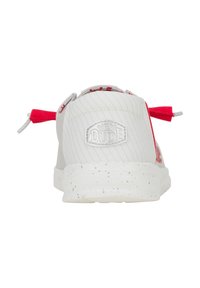 Szare buty wsuwane z czerwonymi akcentami, teksturowana tkanina i wędrująca biała podeszwa w kropki. Posiadają łatkę z logo po boku oraz podwójne pętle do zakładania.