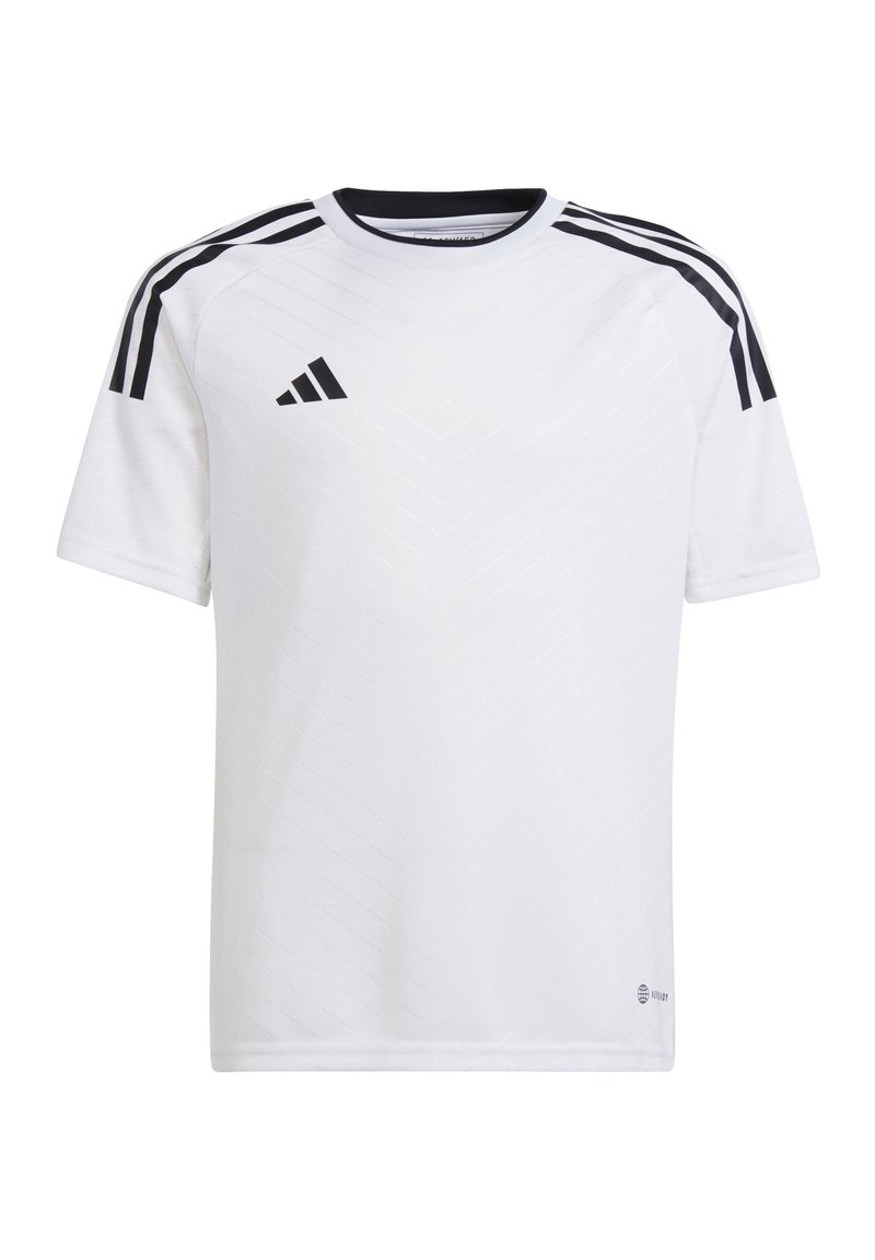 Camicia bianca a maniche corte con accenti neri e tre strisce sulle spalle, caratterizzata da un motivo a chevron testurizzato e un logo sul petto.