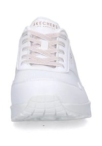 Sneaker bianca con tomaia sintetica liscia, lacci rosa chiaro e marchio Skechers sulla linguetta. Suola in gomma spessa con battistrada testurizzato.