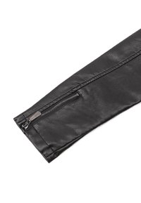 Manicotto in pelle nera con una texture liscia; presenta una chiusura laterale con zip e hardware metallico. Design semplice, forma elegante.