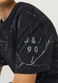 Jack & Jones Performance JJKEY LOOSE TEE CREW JNR - T-shirts med print - black