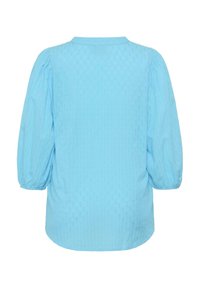 Blouse bleu clair avec un motif texturé subtil, manches trois-quarts bouffantes et un col rond, vue de dos.