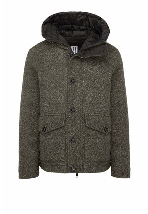 Veste grise pour homme en mélange de laine avec capuche matelassée noire, fermeture à boutons, poches avant à rabat et détail zippé au bas avant.