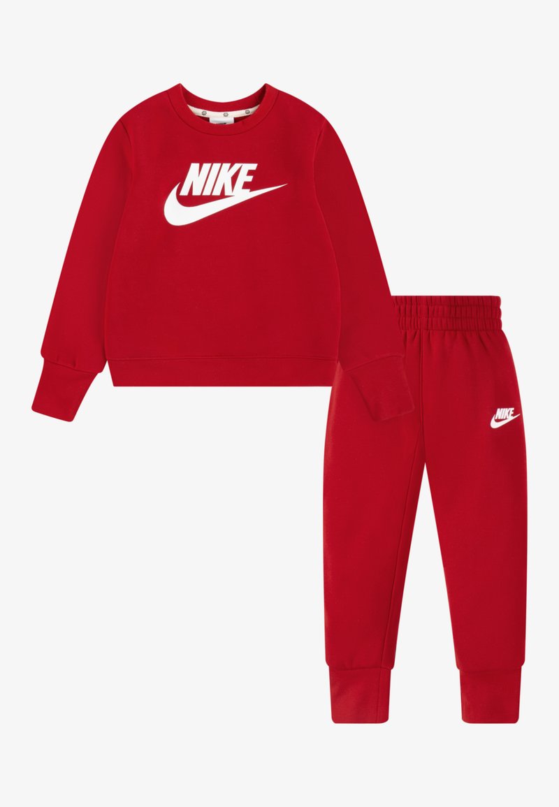 Conjunto de sweatshirt e calças vermelhas feito de tecido suave, com um proeminente logótipo branco da Nike em ambas as peças. Inclui decote redondo e faixa elástica na cintura.