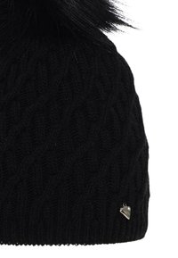 Berretto in maglia nera con motivo a rombi testurizzato, dotato di un pompon in pelliccia sintetica nera e di un piccolo accento metallico laterale.