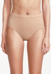 Beige højtaljede bomuldsboksershorts med en glat tekstur og elastisk linning, som giver fuld dækning med rene syninger langs kanterne.