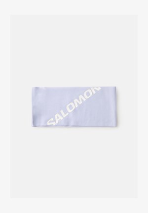 Jasnofioletowa opaska na głowę wykonana z miękkiego, elastycznego materiału. Zawiera ukośne białe logo "SALOMON" z przodu. Gładka faktura.