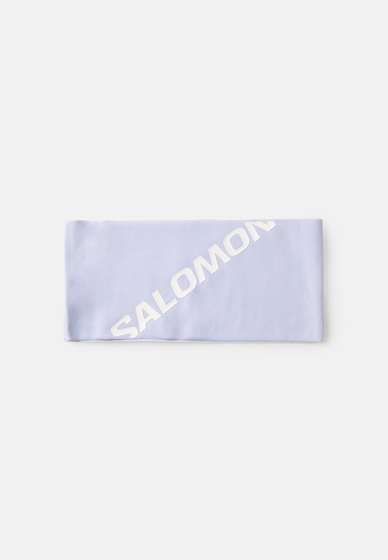 Lys lilla pandebånd lavet af blødt, strækbart stof. Har et diagonalt hvidt "SALOMON"-logo hen over fronten. Glat tekstur.