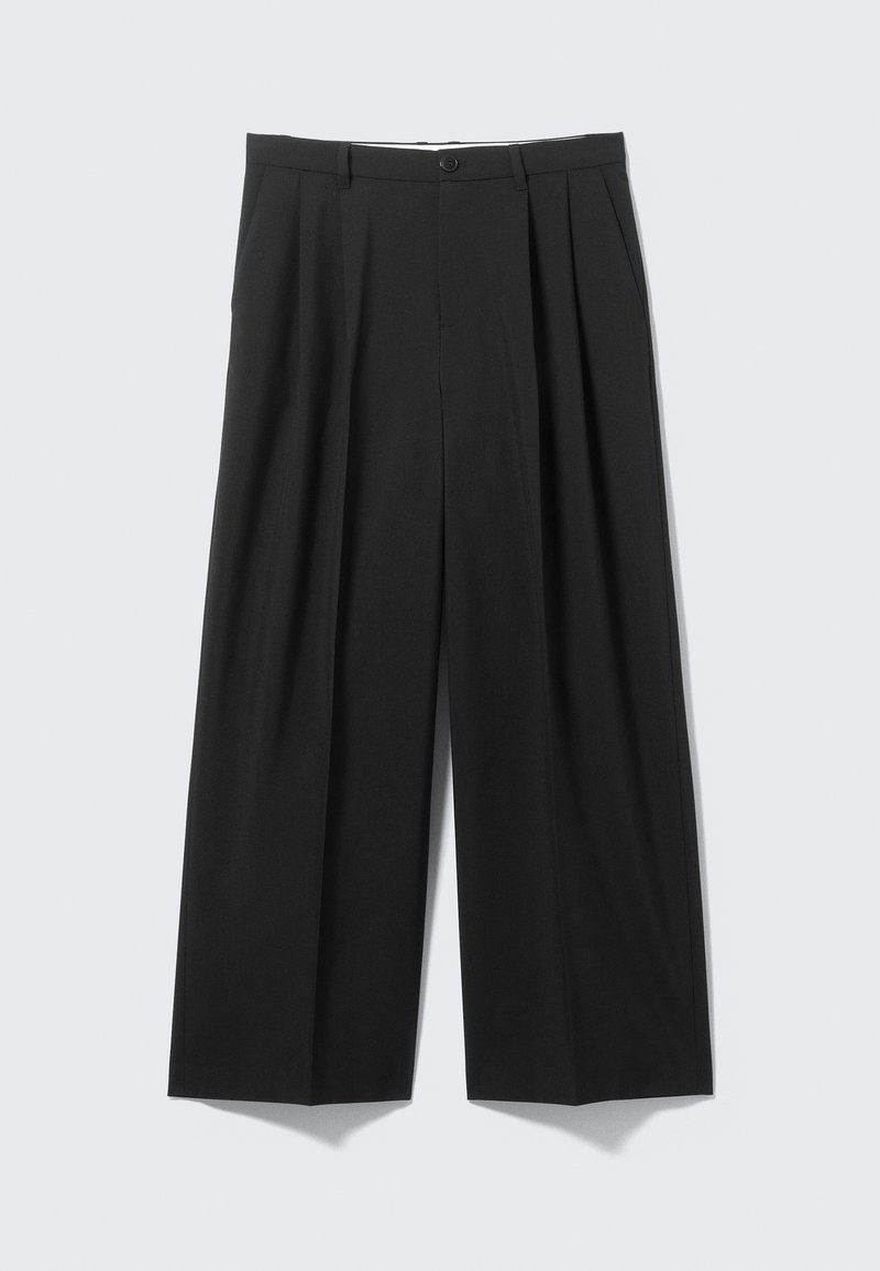 Pantaloni neri a gamba larga con pieghe, davanti piatto e tessuto dalla trama liscia. Presentano una chiusura con bottone e orlo affusolato.