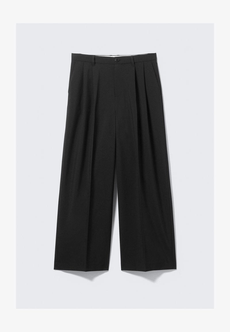 Pantaloni neri a gamba larga con pieghe, davanti piatto e tessuto dalla trama liscia. Presentano una chiusura con bottone e orlo affusolato.