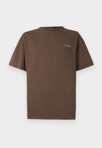 Brązowa bawełniana koszulka z okrągłym dekoltem. Posiada krótkie rękawy i małe logo na lewej piersi. Prosty, nieozdobiony design.