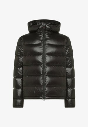 Černá prošívaná bunda s vysokým límcem, lesklý nylonový materiál, zapínání na zip a horizontální prošívaný vzor. Má elastické manžety a spodní lem.