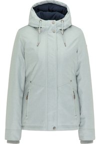 Chaqueta de invierno azul claro con capucha, hecha de un material suave y texturizado. Cuenta con bolsillos con cremallera, cordones ajustables y cierres de botón.