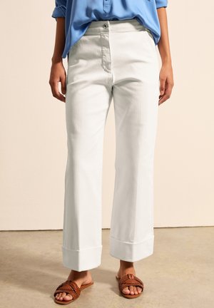 WITH TURN UPS - Flared Jeans - optical white