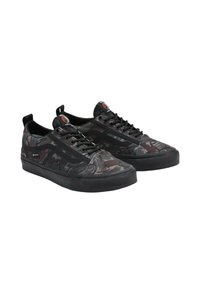 Svart och grå kamouflage sneakers med texturerat tyg, rund tå, platt gummisula och svarta snören. Har en logotypplatta på tungan.